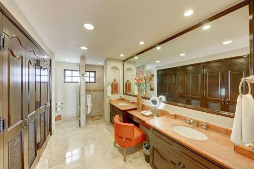 Vle-2402-ocean Front Resort- Walking Distance To Town! Swimmable Beach!