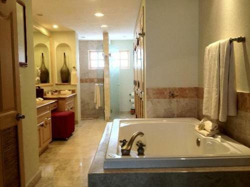 Vle- 1202-ocean Front Resort- Walking Distance To Town! Swimmable Beach!