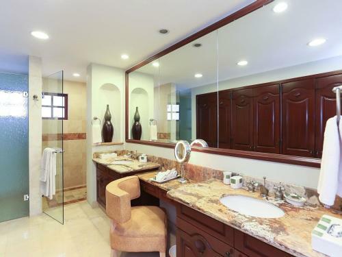 Vle- 1202-ocean Front Resort- Walking Distance To Town! Swimmable Beach!