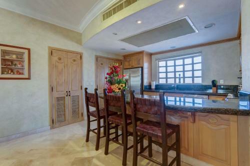 Vle-1809-ocean Front Resort- Walking Distance To Town! Swimmable Beach!