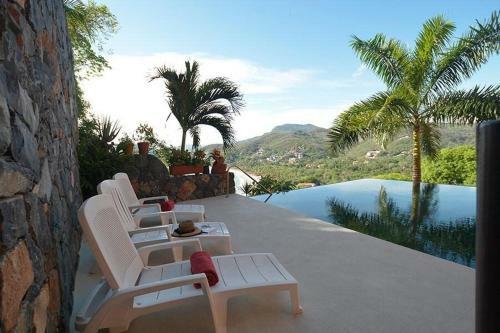 Villa 3 Bdrm Waterfront Apartment Overlooking Playa La Ropa