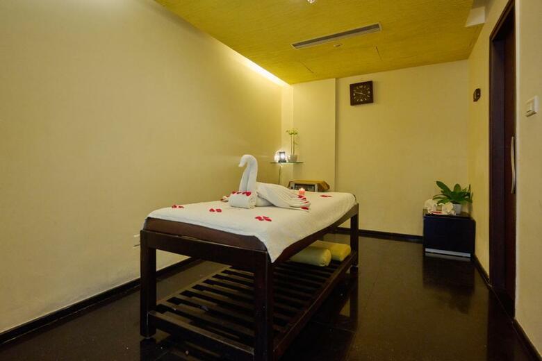 Flora Airport Hotel