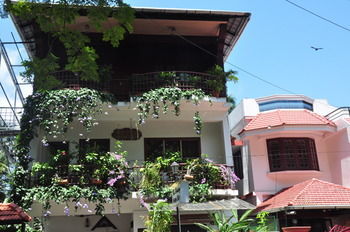 Bed & Breakfast Reds Residency - Homestay