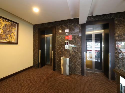 Capital O 978 Midaris Hotel