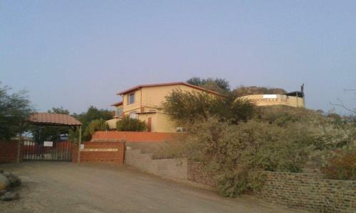 Hostal Larochelle Guesthouse