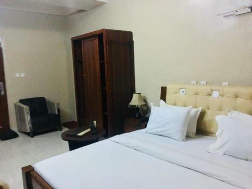 Euc Demodern Hotel & Suites