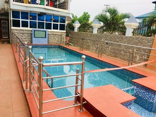Euc Demodern Hotel & Suites