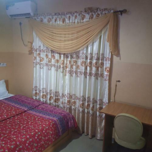 Larrydam Hotel And Suites