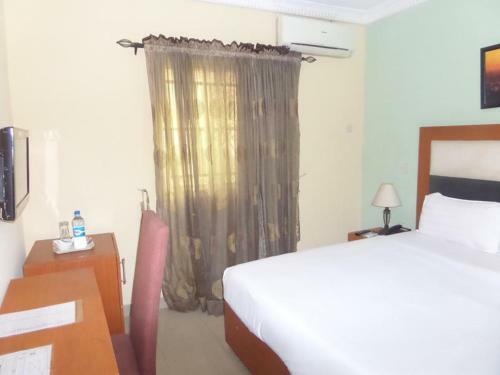 Bed & Breakfast Adna Hotel Limited