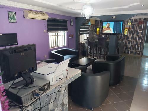 Staycation Suites And Apartment