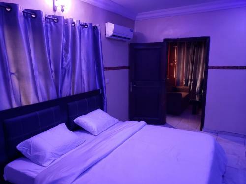 Hotel Ell & Bee Suites