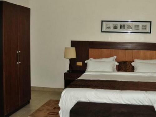 Hotel De-brass Suites