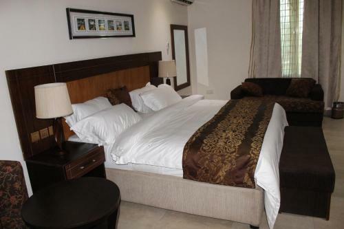 Hotel De-brass Suites