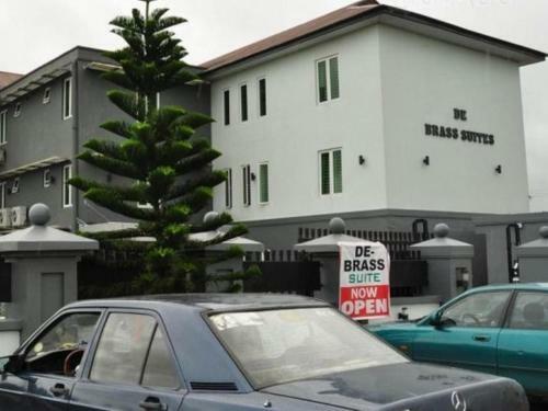 Hotel De-brass Suites