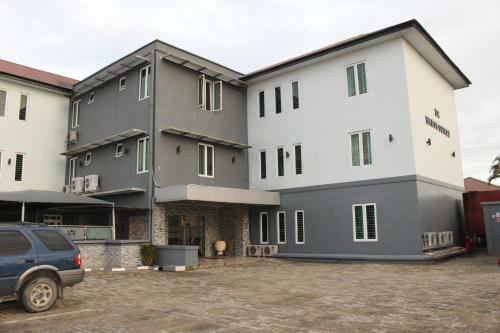 Hotel De-brass Suites