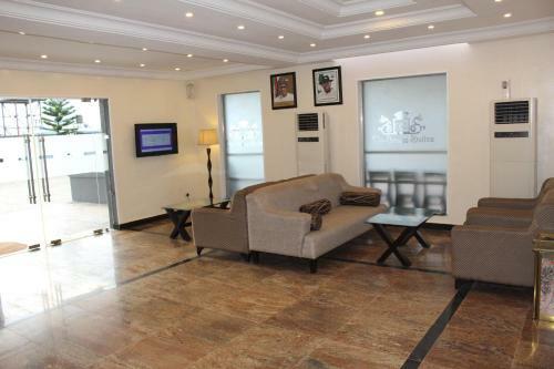 Hotel De-brass Suites