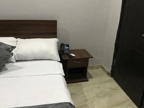 Hostal Room In Lodge - Royal Continental Suites