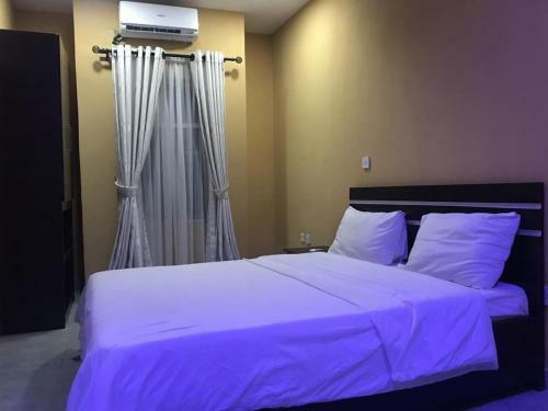 Hostal Room In Lodge - Royal Continental Suites