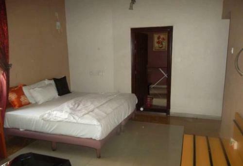 Hostal Room In Lodge - Clen-phil Hotels And Suite