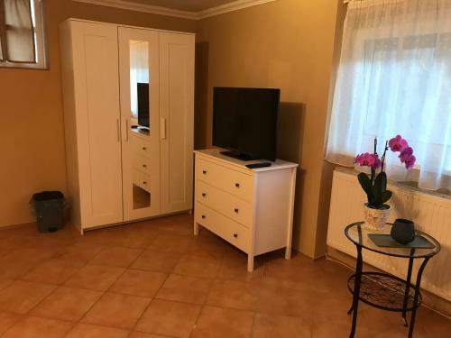 Hostal R�zsakert Apartmanh�z