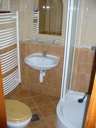 Hostal R�zsakert Apartmanh�z