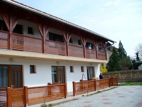 Hostal R�zsakert Apartmanh�z