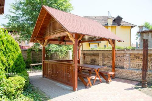 Hostal R�zsakert Apartmanh�z