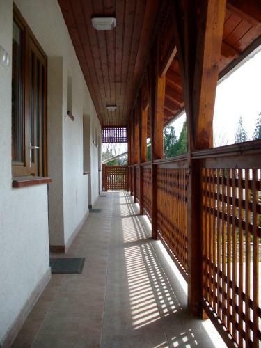 Hostal R�zsakert Apartmanh�z