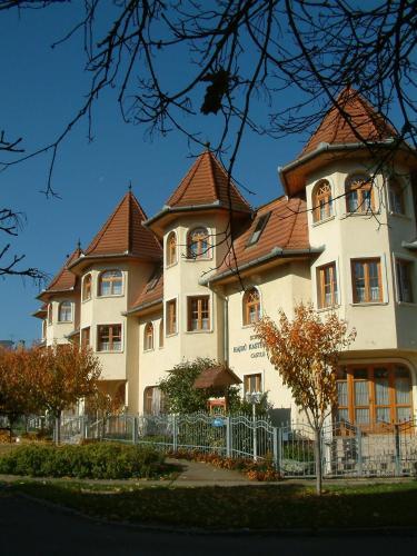 Hajd� Kast�ly Hotel