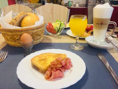 Hostal Amstel Hatty� Fogad� �s Amstel Cafe & Restaurant