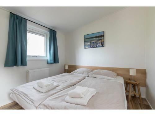Cozy Chalet At Holiday Park Fort Den Haak