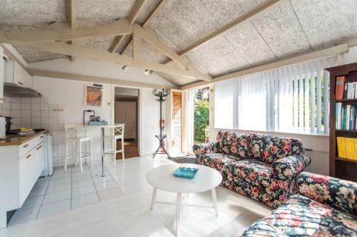 Th�r�se Characteristic Garden Cottage
