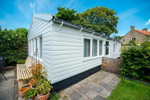 Th�r�se Characteristic Garden Cottage