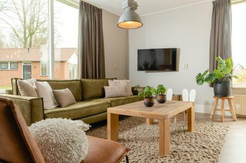 Hotel 8 Person Children Bungalow - Theme Farm