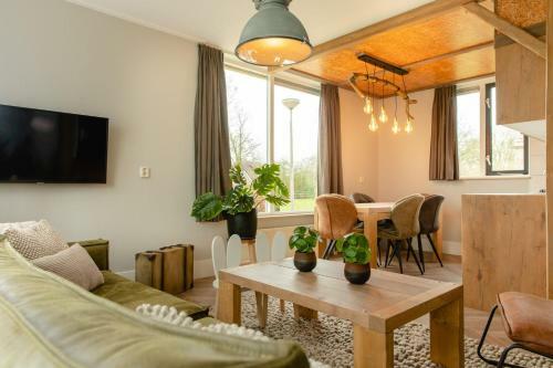 Hotel 8 Person Children Bungalow - Theme Farm
