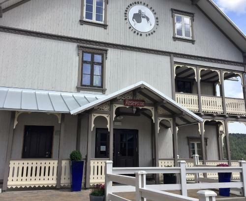 Hotel Eikerapen Gjesteg�rd (�seral)