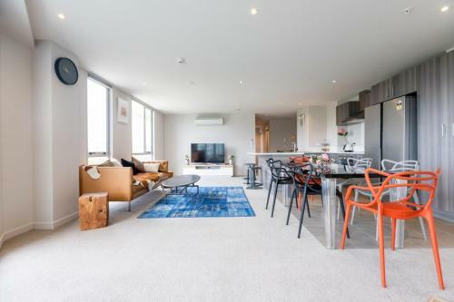 Large Four Bdr Apartment - Walk To Mallstadium