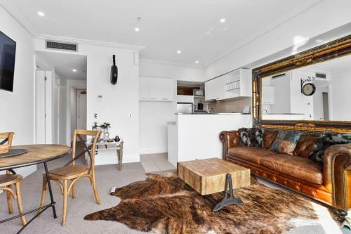 Waterfront Apartment In The Viaduct!