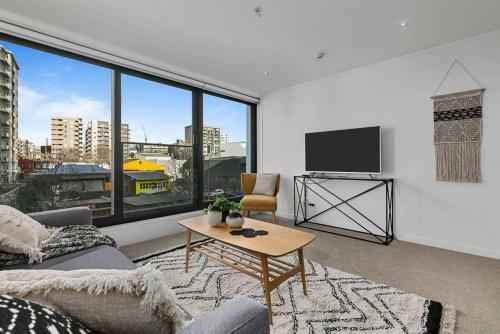 Beautifully Modern Brand New Central Apartment