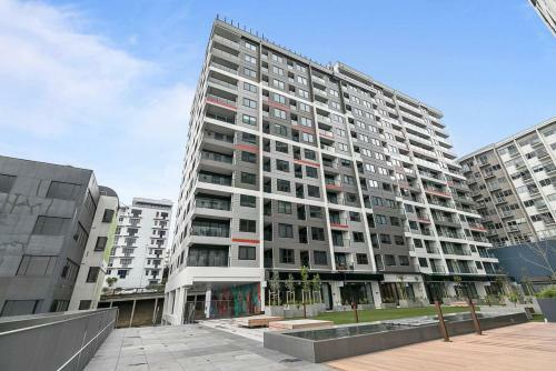 Beautifully Modern Brand New Central Apartment