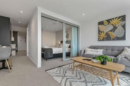 Beautifully Modern Brand New Central Apartment