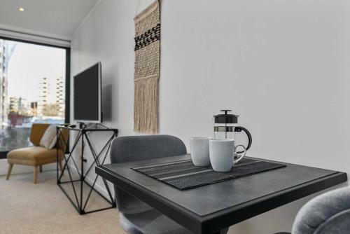 Beautifully Modern Brand New Central Apartment