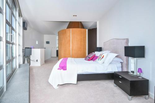 Designer Three Bedroom Home With Harbour Views