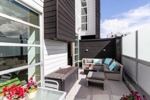 Designer Three Bedroom Home With Harbour Views