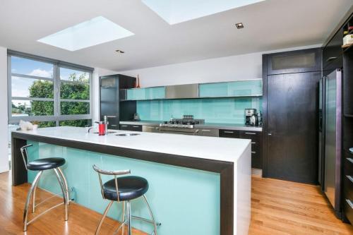 Designer Three Bedroom Home With Harbour Views
