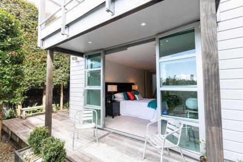 Designer Three Bedroom Home With Harbour Views