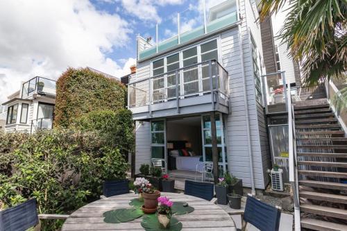 Designer Three Bedroom Home With Harbour Views
