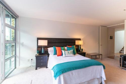 Designer Three Bedroom Home With Harbour Views