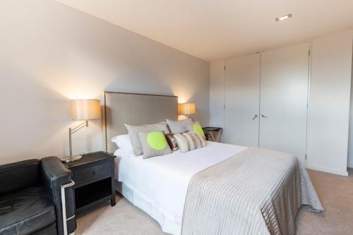 Designer Three Bedroom Home With Harbour Views
