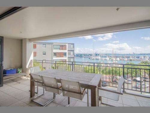 Apartamento Spacious Apt W/harbour View, Free Parking & Pool!